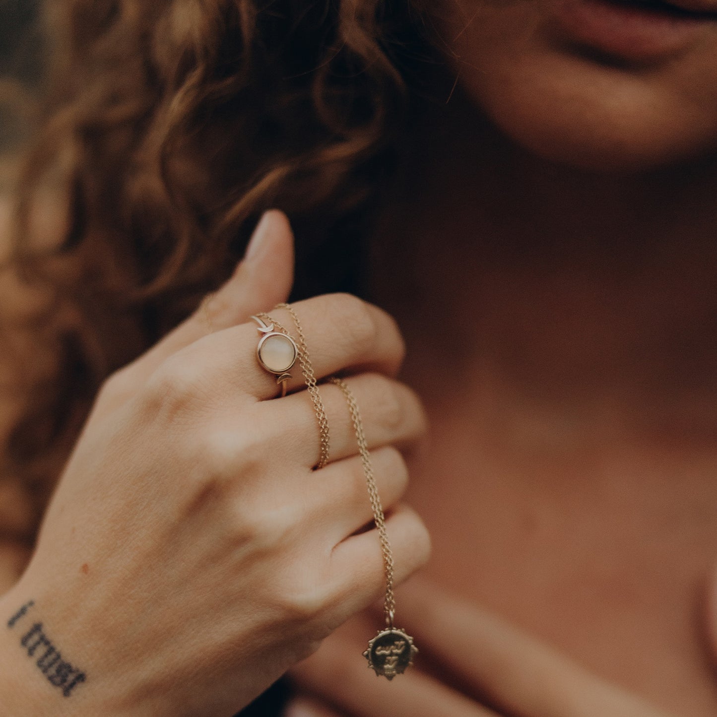 Magic Spell Solar Kette Mondstein